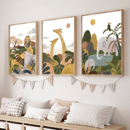 Fröhliche Dschungeltiere Poster für Kinderzimmer, Wand Deko von justgoodmood - buntes Kunstwerk mit Löwen, Giraffen und Elefanten.