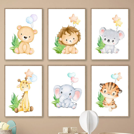 Süßes Tierposter für das Kinderzimmer von justgoodmood, zeigt eine Sammlung von Dschungeltieren wie Bären, Löwen und Elefanten, ideal für kreative Wanddeko.