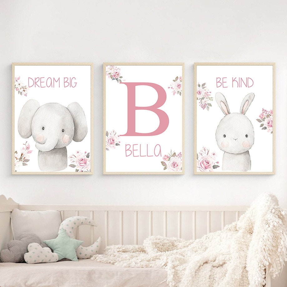 Personalisierte Kinderzimmerbilder von justgoodmood, mit einem Elefant und einem Hasen, ideal als Wanddeko mit inspirierenden Sprüchen.