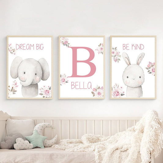 Personalisierte Kinderzimmerbilder von justgoodmood, mit einem Elefant und einem Hasen, ideal als Wanddeko mit inspirierenden Sprüchen.