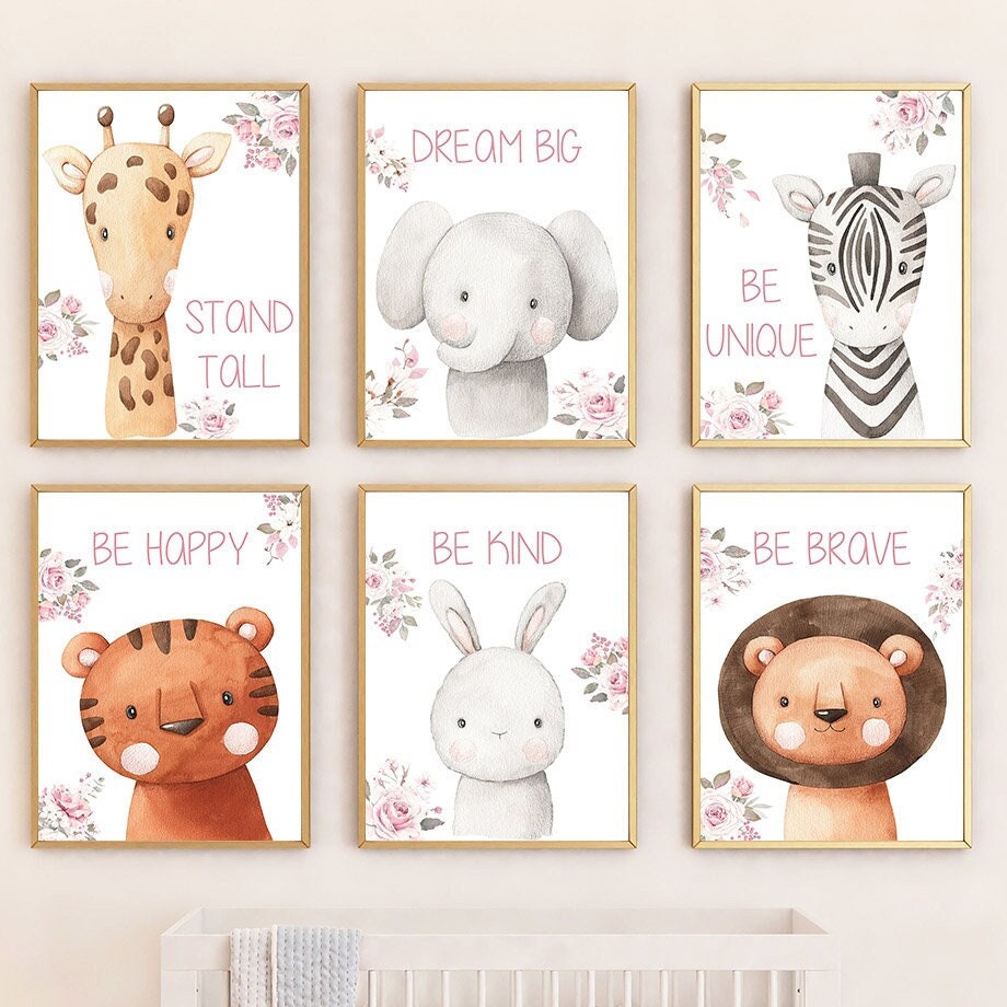 Süße Waldposter für Kinderzimmer von justgoodmood, mit Illustrationen von Tieren wie Giraffe, Elefant und Löwe, die positive Botschaften vermitteln.