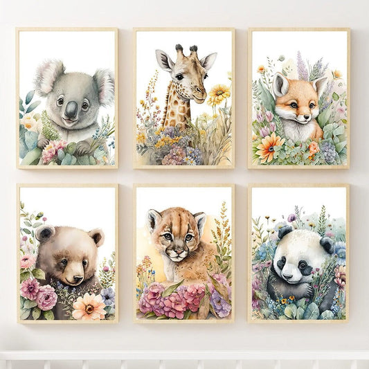 Buntes Poster mit Tiermotiven im Dschungelstil für das Kinderzimmer, bestehend aus einem Koala, einer Giraffe, einem Fuchs, einem Bären, einem Puma und einem Panda, ideal für kreative Wanddekoration von justgoodmood.