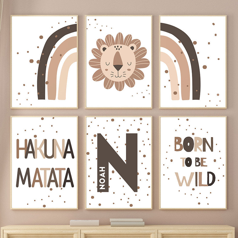 Wanddeko Poster Kinderzimmer mit einem bunten Regenbogen und einem liebevollen Löwen-Motiv - Hakuna Matata Dschungel von justgoodmood.