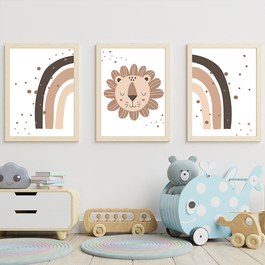 Hübsche Kinderzimmer Dekoration mit Löwen und Regenbogen Motiven, ideal für eine verspielte Atmosphäre - Hakuna Matata Dschungel von justgoodmood.