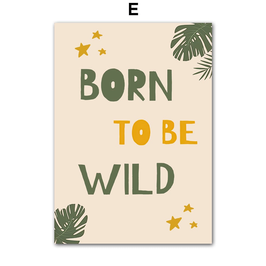 Witziges Poster mit dem Spruch 'BORN TO BE WILD' in fröhlichen Farben, ideal zur Dschungel-Wald Dekoration im Kinderzimmer. Von justgoodmood.