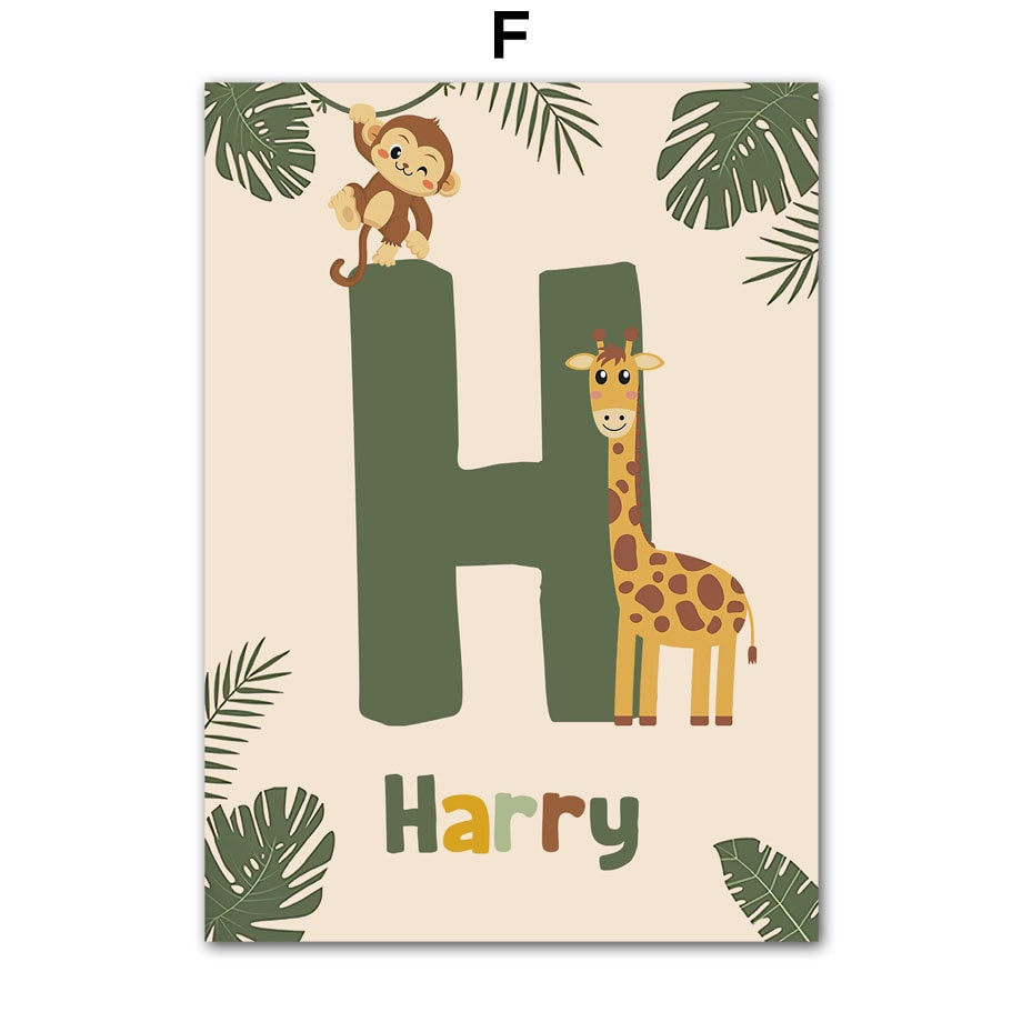 Individuelles Poster mit dem großen Buchstaben 'H' für Harry, umgeben von einer Giraffe und einem Affen, ideal für das Kinderzimmer. Teil der personalisierten Kollektion von justgoodmood.