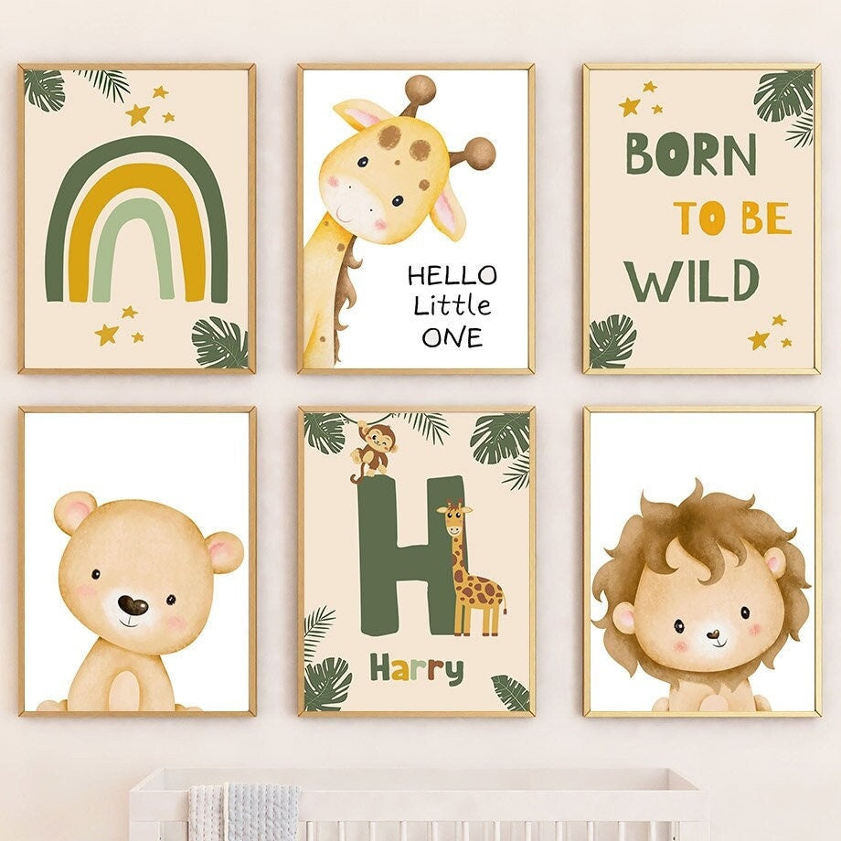Fröhliches Wandbild für Kinderzimmer mit Dschungel- und Tiermotiven – Personalisiertes Poster von justgoodmood,titel: Tiere Dschungel Wald.