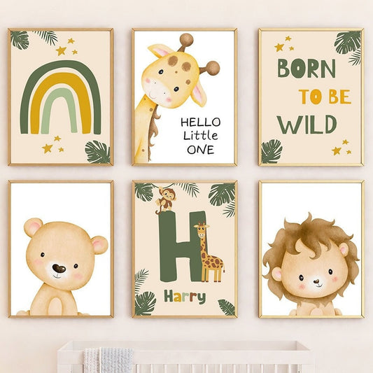 Fröhliches Wandbild für Kinderzimmer mit Dschungel- und Tiermotiven – Personalisiertes Poster von justgoodmood,titel: Tiere Dschungel Wald.