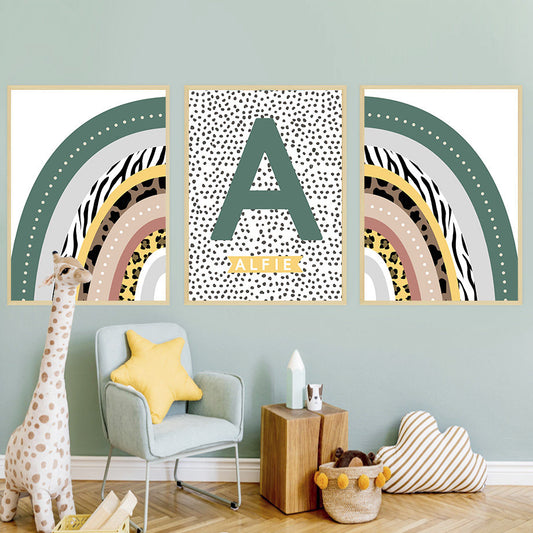 Bezauberndes Kinderzimmer mit einem Poster von justgoodmood, das das personalisierte Motiv „Tiere Dschungel Wald“ zeigt. Perfekt dekoriert mit einer gemütlichen Sitzecke, einem freundlichen Giraffen-Kuscheltier und farbenfrohen Wandbildern, die das Kinderzimmer lebendig gestalten.