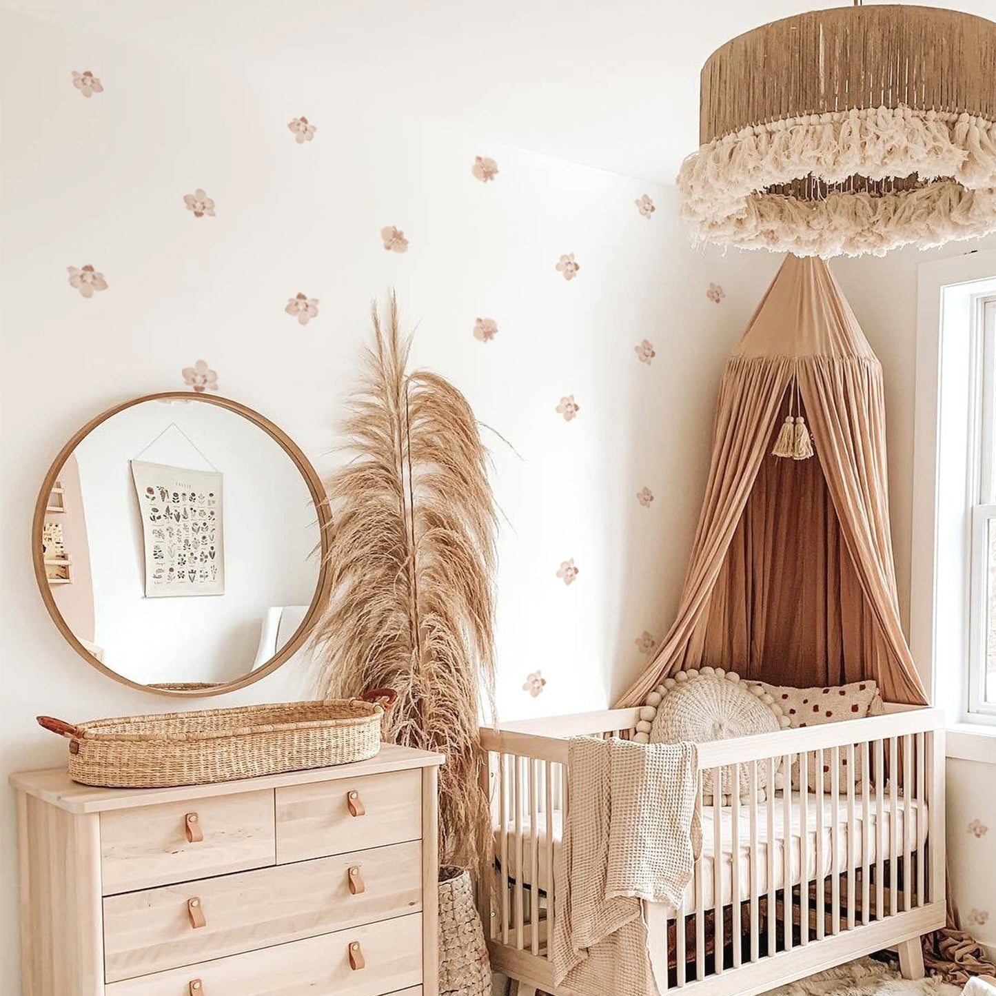 Gemütliches Kinderzimmer mit Wandstickern im Boho-Stil von justgoodmood. Florale Designs schmücken die Wände und schaffen eine einladende Atmosphäre für das Babyzimmer.