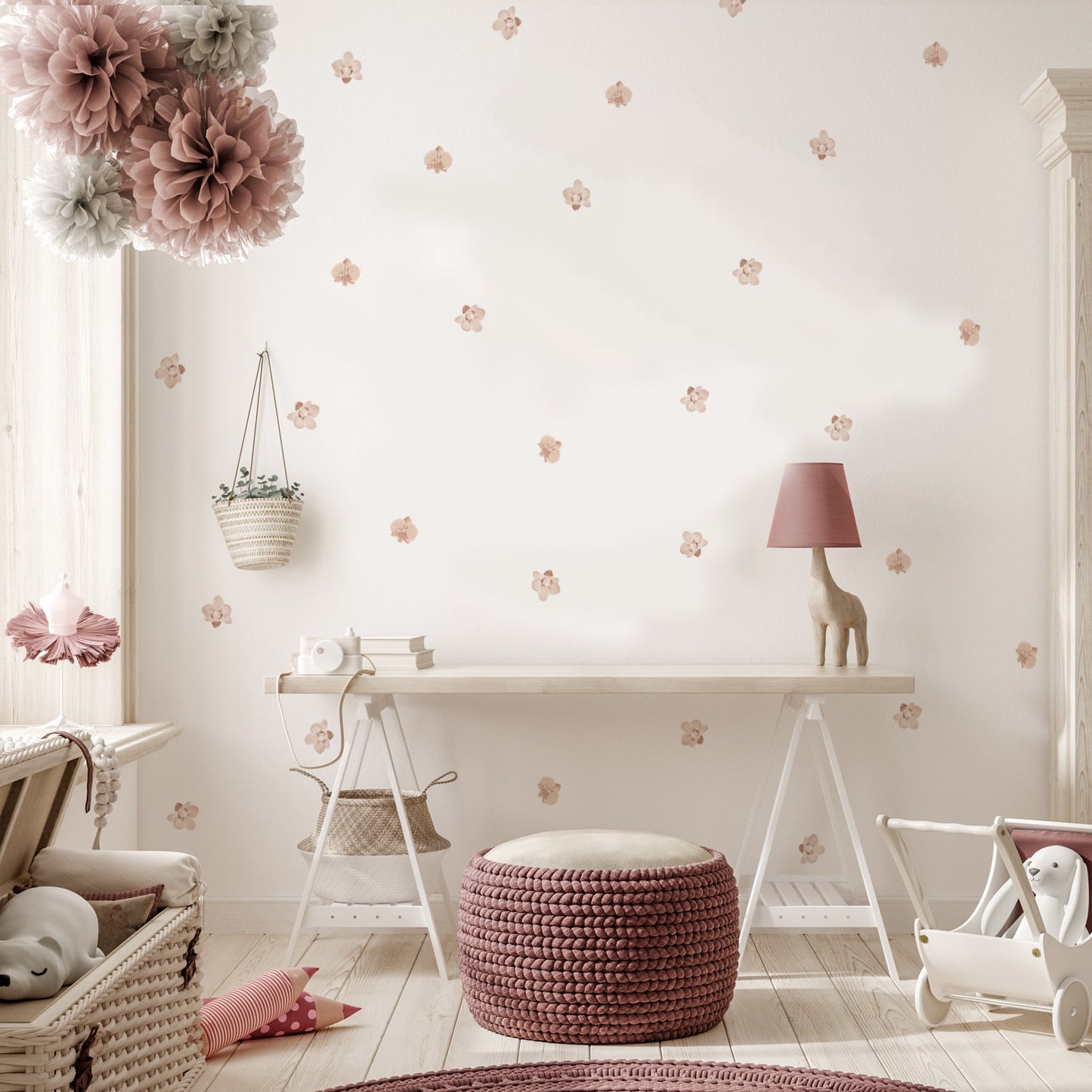 Helles Spielzimmer mit Boho-Wandstickern von justgoodmood. Zarte blühende Motive verleihen dem Raum eine fröhliche Note und machen ihn perfekt für kreative Kinder.