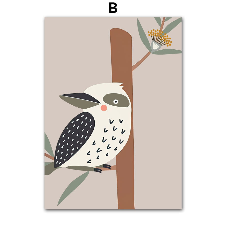 Fröhliches Poster eines Kookaburra in einem Baum, perfekt für das Kinderzimmer. Gestaltet von justgoodmood, Teil der Kollektion 'Poster Kinderzimmer Tiere Australien'.