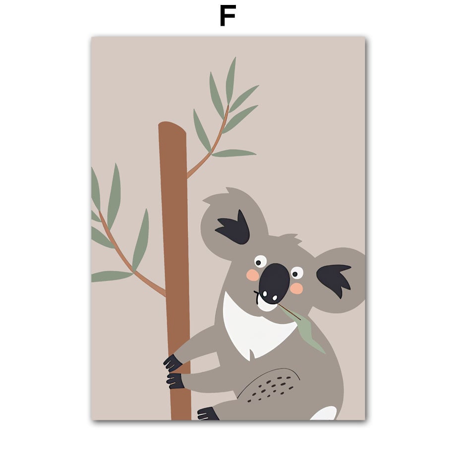 Charmantes Poster eines Koalas, der an einem Baum sitzt, perfekt für die Wanddekoration im Kinderzimmer. Entworfen von justgoodmood, aus der 'Poster Kinderzimmer Tiere Australien'-Kollektion.