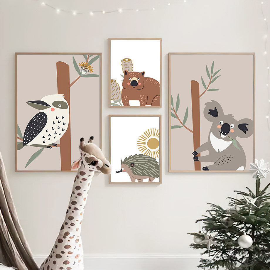 Charmante Kinderzimmerdekoration mit einem Set aus australischen Tiermotiven, darunter ein fröhlicher Koala und ein neugieriger Vogel. Kunstwerk von justgoodmood, Titel: Poster Kinderzimmer Tiere Australien.