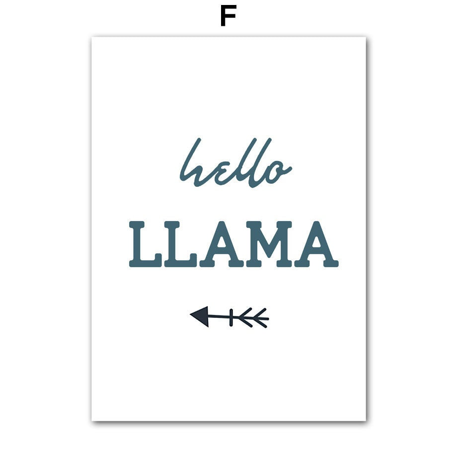 Fröhliches Poster mit dem Text "hello LLAMA" und einem Pfeilmotiv, perfekt für die Kinderzimmerdekoration von justgoodmood, das die Atmosphäre aufhellt und Kreativität inspiriert.