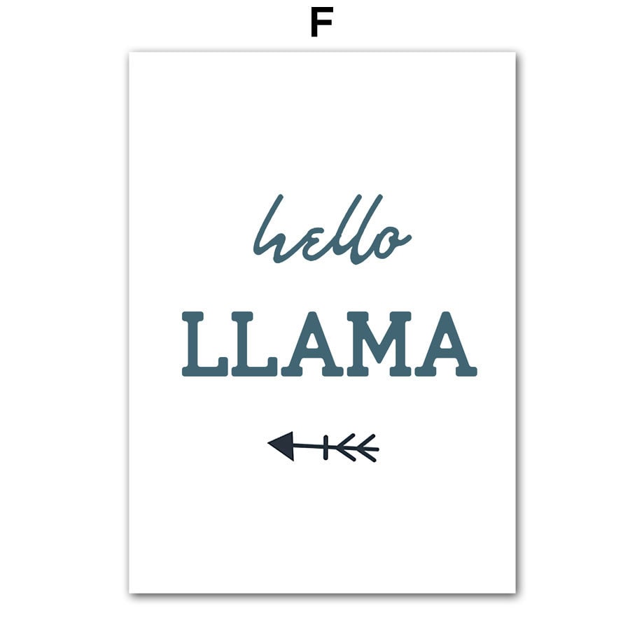 Fröhliches Poster mit dem Text 'hello LLAMA' und einem Pfeil, ideal für Kinderzimmer. Wunderschöne Wandkunst von justgoodmood - Poster Kinderzimmer Alpaka Regenbogen Kaktus.