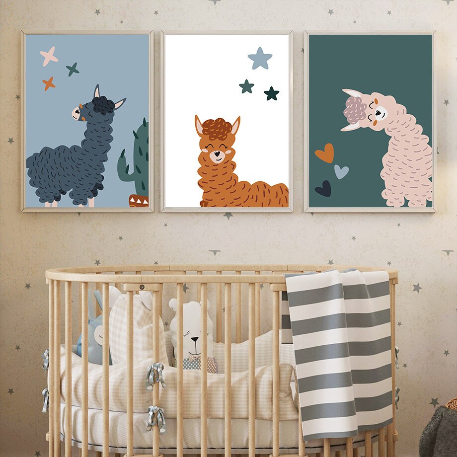 Kreatives Kinderzimmer Poster von justgoodmood mit Tiermotiven: niedliches Alpaka in Wollstruktur mit Kaktus und bunten Sternen, ideal für die Wanddekoration im Kinderzimmer.