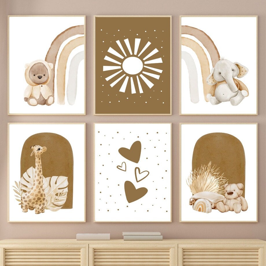 Buntes Poster für das Kinderzimmer von justgoodmood, zeigt einen niedlichen Bären und einen Elefanten in einem Boho-Stil unter einem Regenbogen und einer Sonne. Perfekte Wanddekoration für kreative Kinder.