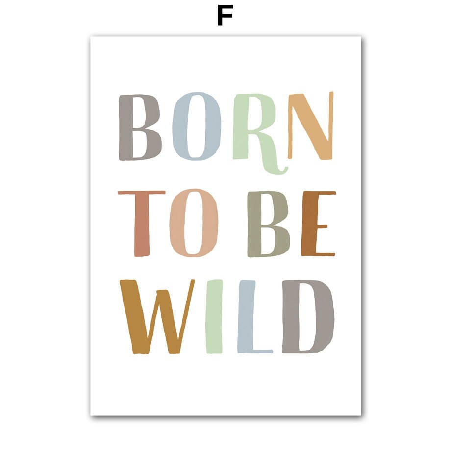 Stylisches Poster mit dem spritzigen Spruch 'BORN TO BE WILD', perfekt für Abenteuerträume im Kinderzimmer. Sichern Sie sich das besondere Design bei justgoodmood - Poster Kinderzimmer Dschungel Tiere I Name Personalisiert I Kinderzimmer Bilder I Wand Deko.