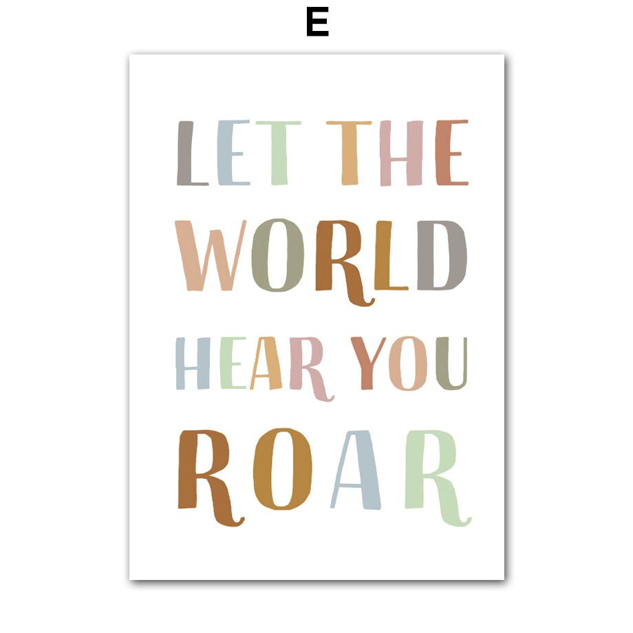 Inspirierendes Poster mit dem Text 'LET THE WORLD HEAR YOU ROAR', farbenfroh gestaltet für das Kinderzimmer. Holen Sie sich dieses Mut machende Kunstwerk bei justgoodmood - Poster Kinderzimmer Dschungel Tiere I Name Personalisiert I Kinderzimmer Bilder I Wand Deko.