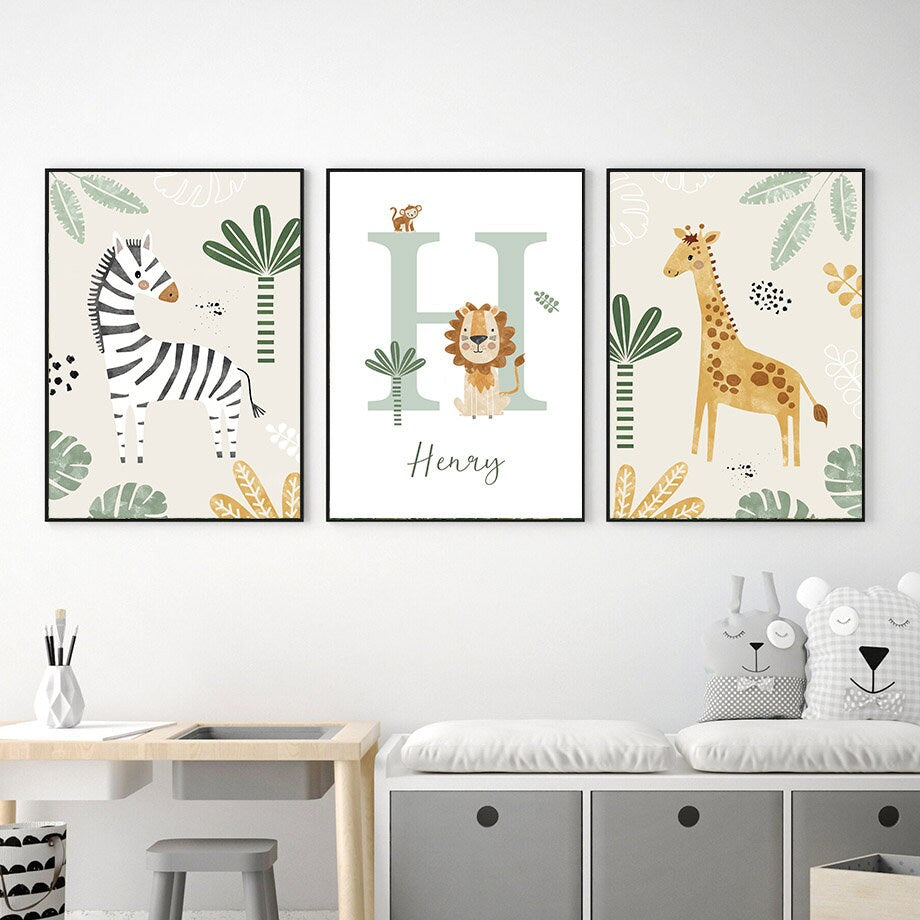 Stimmungsvolle Wandgestaltung mit personalisiertem Kinderzimmer Poster, das Zebra, den Löwen und die Giraffe zeigt, erhältlich bei justgoodmood.