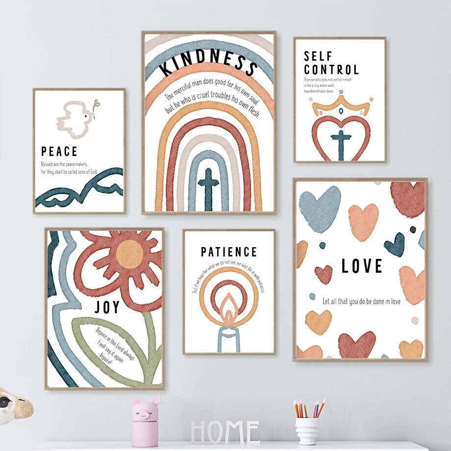 Bunte Wanddeko von justgoodmood mit den Themen Kindlichkeit und Kreativität, inklusive den Worten 'Peace', 'Kindness', 'Joy', 'Patience', und 'Self Control'. Ein perfektes Poster für das Kinderzimmer, das Positivität ausstrahlt.