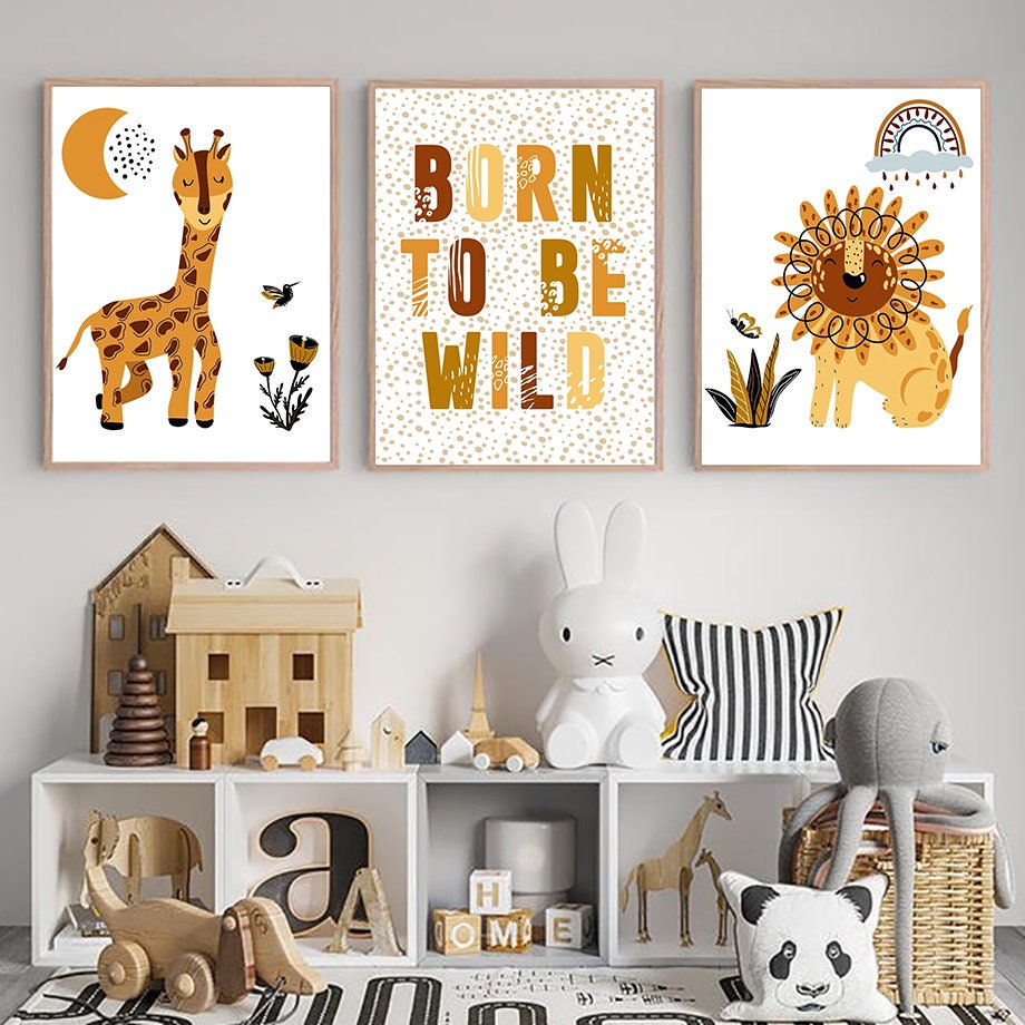 Süßes Kinderzimmerposter "Born to be Wild" von justgoodmood, zeigt eine Giraffe und einen Löwen, perfekt für die kreative Wandgestaltung im Kinderzimmer.