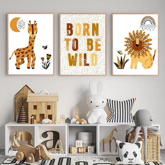 Fröhliches Dschungel Poster mit einer niedlichen Giraffe, Teil des "Born to be Wild" Kinderzimmerbilder von justgoodmood.