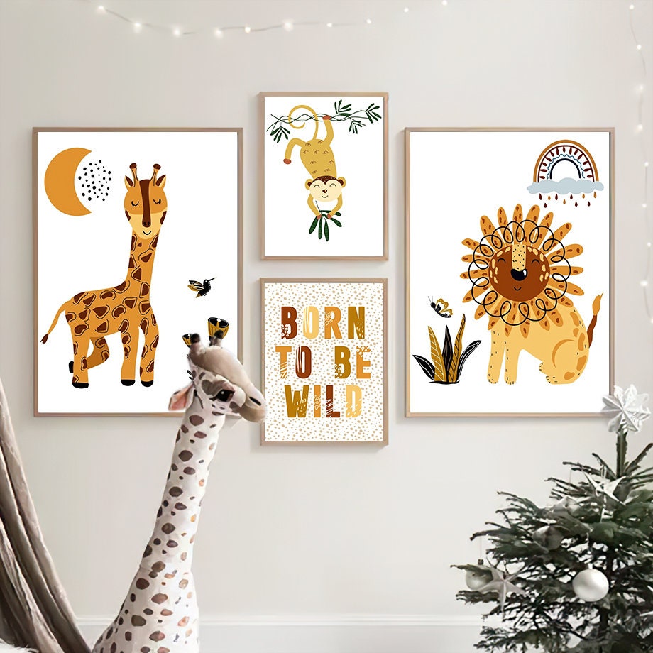 Bezaubernde Wandkunst von justgoodmood für Kinderzimmer, das Poster "Born to be Wild" mit Tiermotiven und fröhlichen Farben, perfekt zur Verschönerung des Raums.