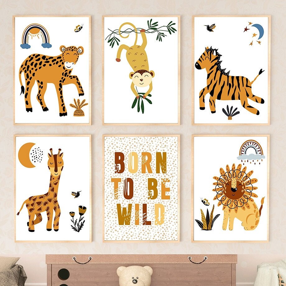 Wunderschöne Wanddekoration für das Kinderzimmer von justgoodmood, Poster "Born to be Wild" mit Tiermotiven wie einem Giraffen-, Löwen- und Affenmotiv, ideal für kleine Entdecker.
