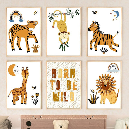Wunderschöne Wanddekoration für das Kinderzimmer von justgoodmood, Poster "Born to be Wild" mit Tiermotiven wie einem Giraffen-, Löwen- und Affenmotiv, ideal für kleine Entdecker.