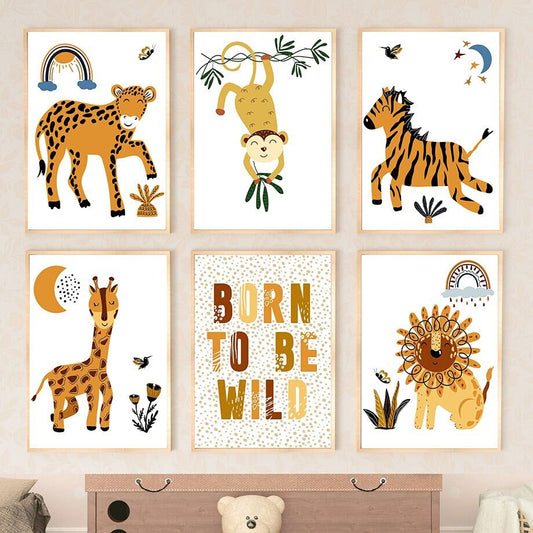 Buntes Dschungel-Kinderzimmer-Poster "Born to be Wild" von justgoodmood. Zeigt fröhliche Tierillustrationen wie einen Leoparden, einen Affen, einen Tiger, eine Giraffe und einen Löwen. Perfekte Wanddekoration für kreative Kinderzimmer.