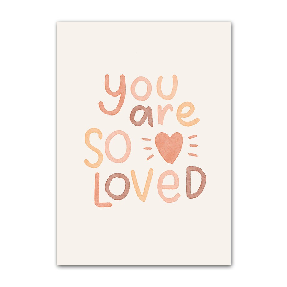 Herzlicher Wanddruck mit dem Text 'You are so loved' in sanften Farben, perfekt für eine liebevolle Atmosphäre im Kinderzimmer. Poster Kinderzimmer Alpaka Regenbogen Kaktus Zeichentrick von justgoodmood.