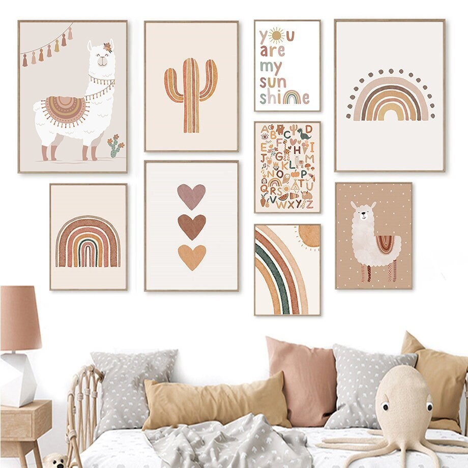 Niedliches Kinderzimmer Poster von justgoodmood, das einen verspielten Alpaka-Print mit Regenbogen und Kaktus zeigt. Perfekte Wanddeko für kreative Kinderzimmer, kunstvoll gestaltet und bunt.