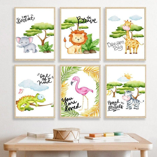 Buntes Dschungel-Tiere Poster im Zeichentrickstil für das Kinderzimmer, entworfen von justgoodmood. Das Bild zeigt niedliche Tiere wie einen Elefanten, einen Löwen, eine Giraffe und einen Flamingo mit inspirierenden Sprüchen. Ideal für die Wand Deko im Kinderzimmer.