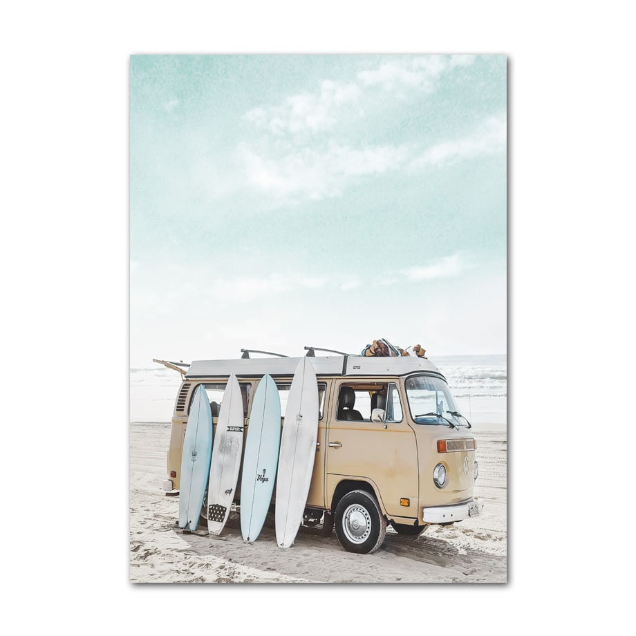 Das charmante Bild des Posters "Surfbrett Strand Buggy Palmen Meer" von justgoodmood. Eine gelbe VW-Bus am Strand, umgeben von Surfbrettern, das Urlaubsfeeling versprüht.
