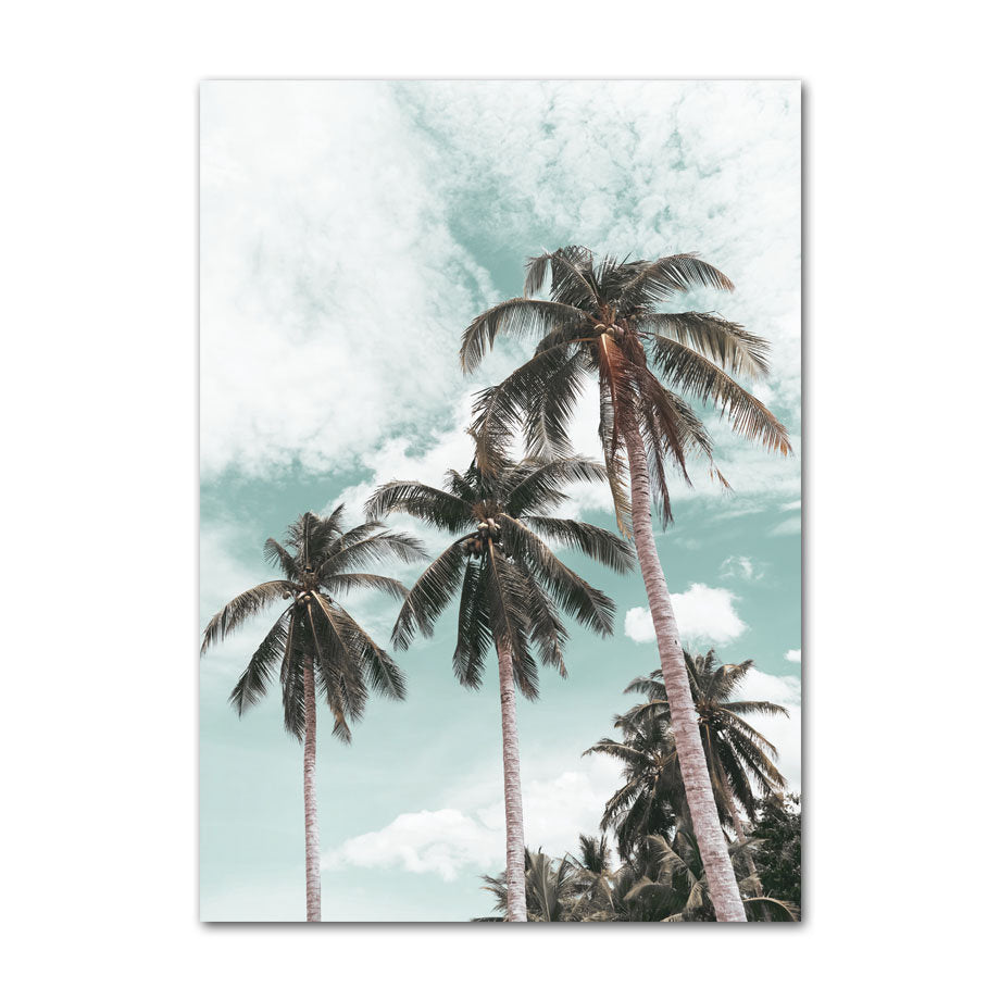 Hohe Palmen unter einem wolkenlosen Himmel, die tropisches Flair ausstrahlen – Ideal für Wohnräume, Poster Surfbrett Strand Buggy Palmen Meer von justgoodmood.