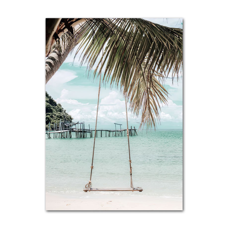 Entspannendes Poster "Surfbrett Strand Buggy Palmen Meer" von justgoodmood. Schwingende Rattan-Hängematte am Strand unter Palmen mit Blick auf ruhiges Wasser und einen Holzsteg.