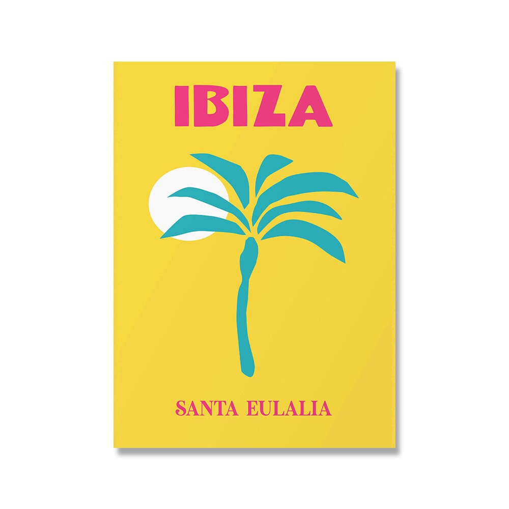 Strahlendes Ibiza Poster mit einer eleganten Palme auf gelbem Hintergrund. Eine wunderbare Wanddeko, von justgoodmood, Titel: Poster Städte Reise Urlaub I Ibiza.