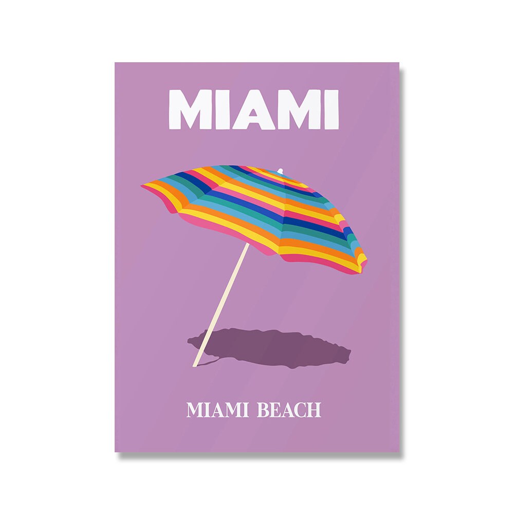 Fröhliches Miami Beach Poster mit buntem Sonnenschirm auf lila Hintergrund. Ein toller Akzent für jeden Raum, von justgoodmood, Titel: Poster Städte Reise Urlaub I Miami.