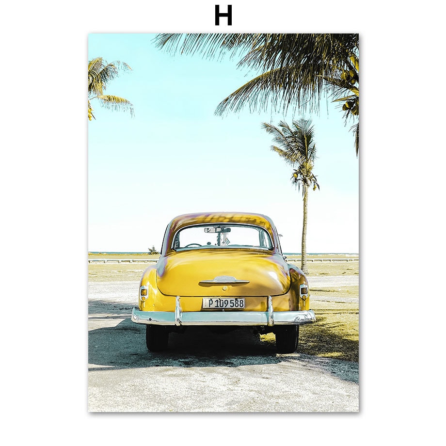 Lebhaftes Poster von justgoodmood mit einem gelben Oldtimer unter palmengesäumten Stränden. Ein einzigartiges Kunstwerk, das Erinnerungen an tropische Urlaube weckt. Titel: Sonnenschein Hängematte Palmen Meer.