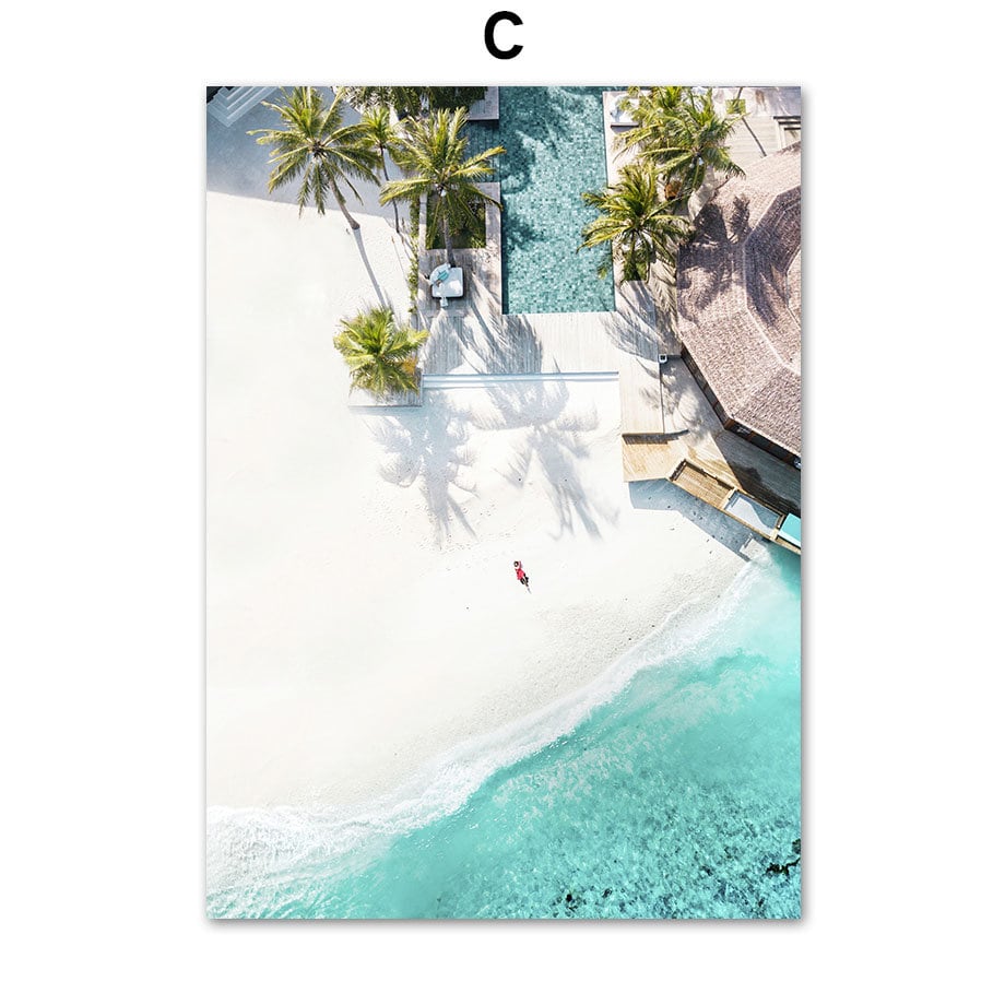 Luftaufnahme eines traumhaften Strandes mit klarem Wasser und Palmen. Poster Sonnenschein Hängematte Palmen Meer von justgoodmood, ideal für eine entspannende Wanddekoration.