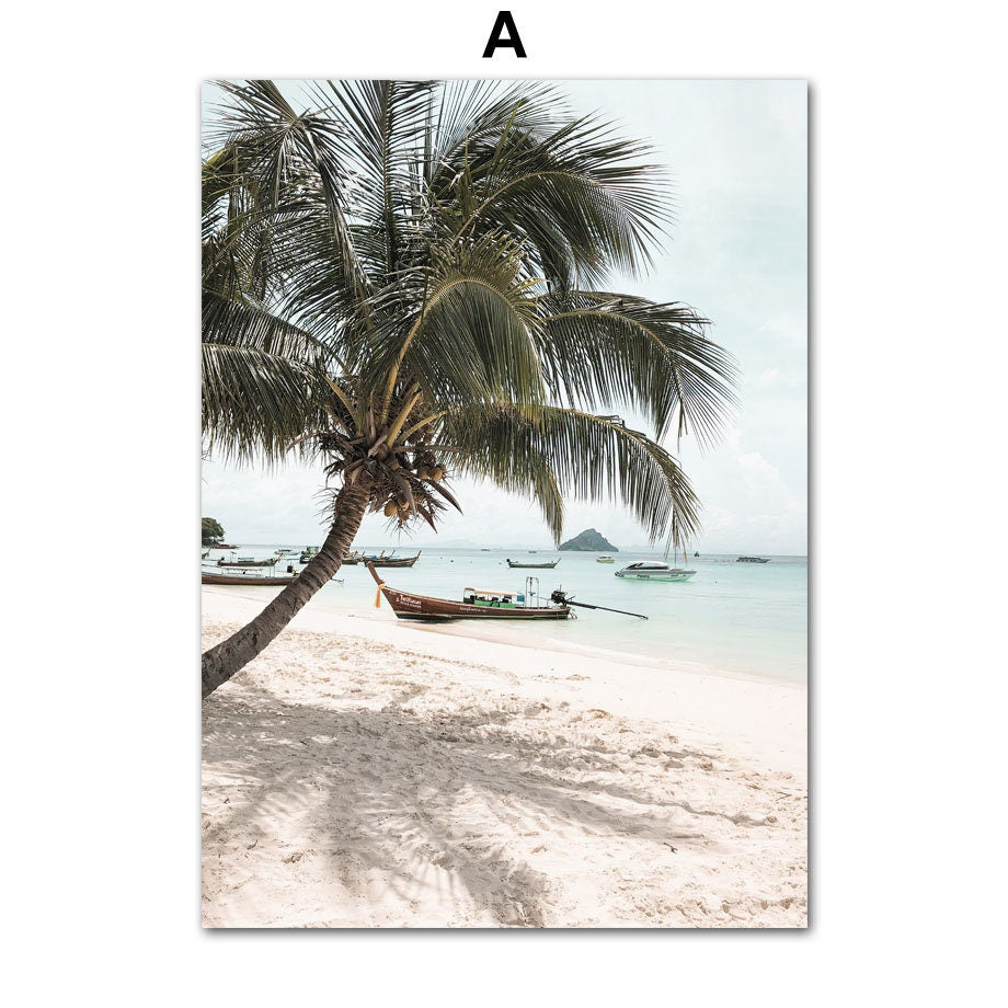 Tropischer Strand mit Palmen, ideal als Wandbild "Strand Wellen Meer Palmen Delfin Sonnenbrille Hut" von justgoodmood, bringt Urlaubsstimmung in Ihr Zuhause.