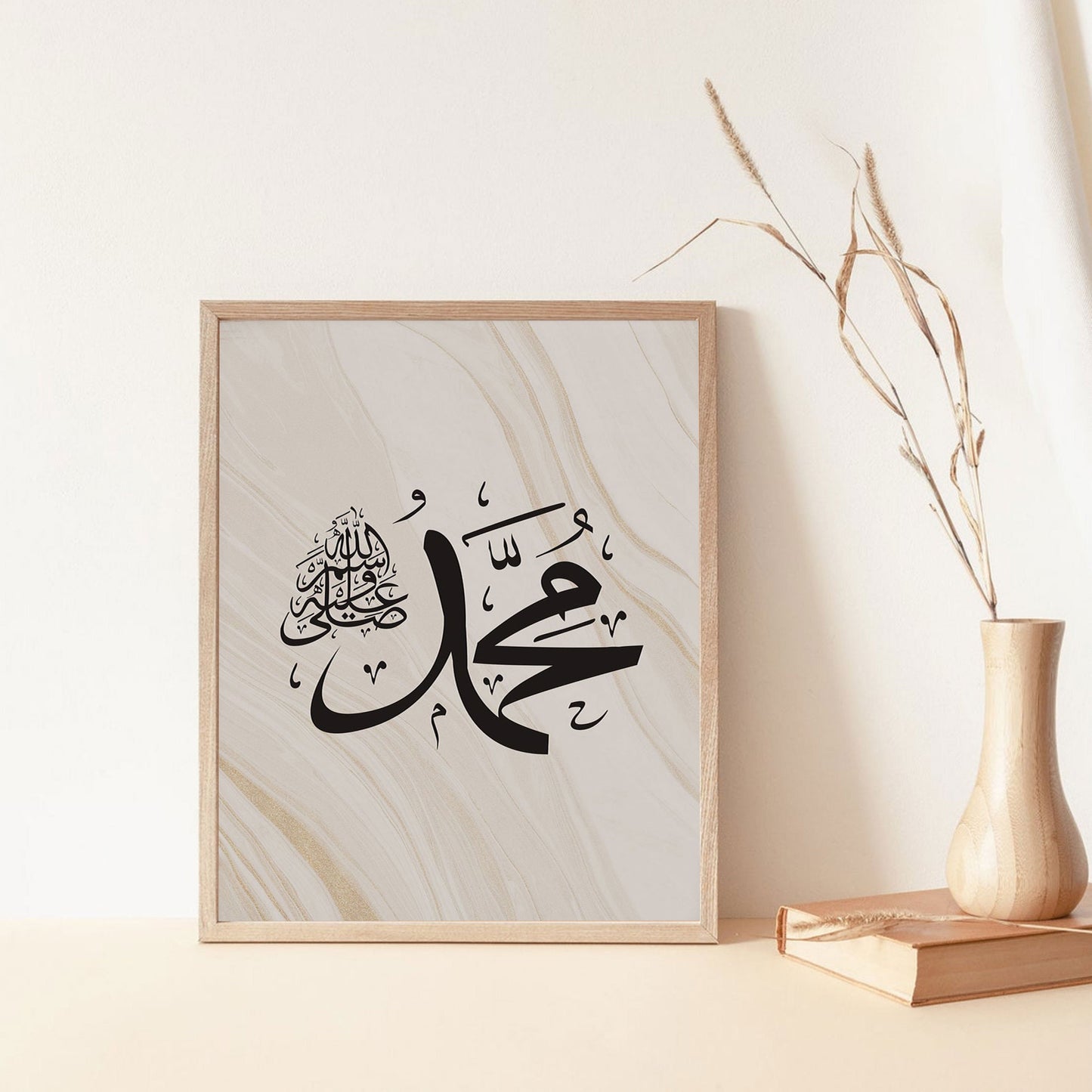 Elegantes Poster mit der Kalligraphie des Namens 'Muhammad' auf marmoriertem Hintergrund. Perfekt als Wanddekoration, erhältlich von justgoodmood. Poster Islam Kalligraphie Moschee Mekka Kaaba I Wandbilder.