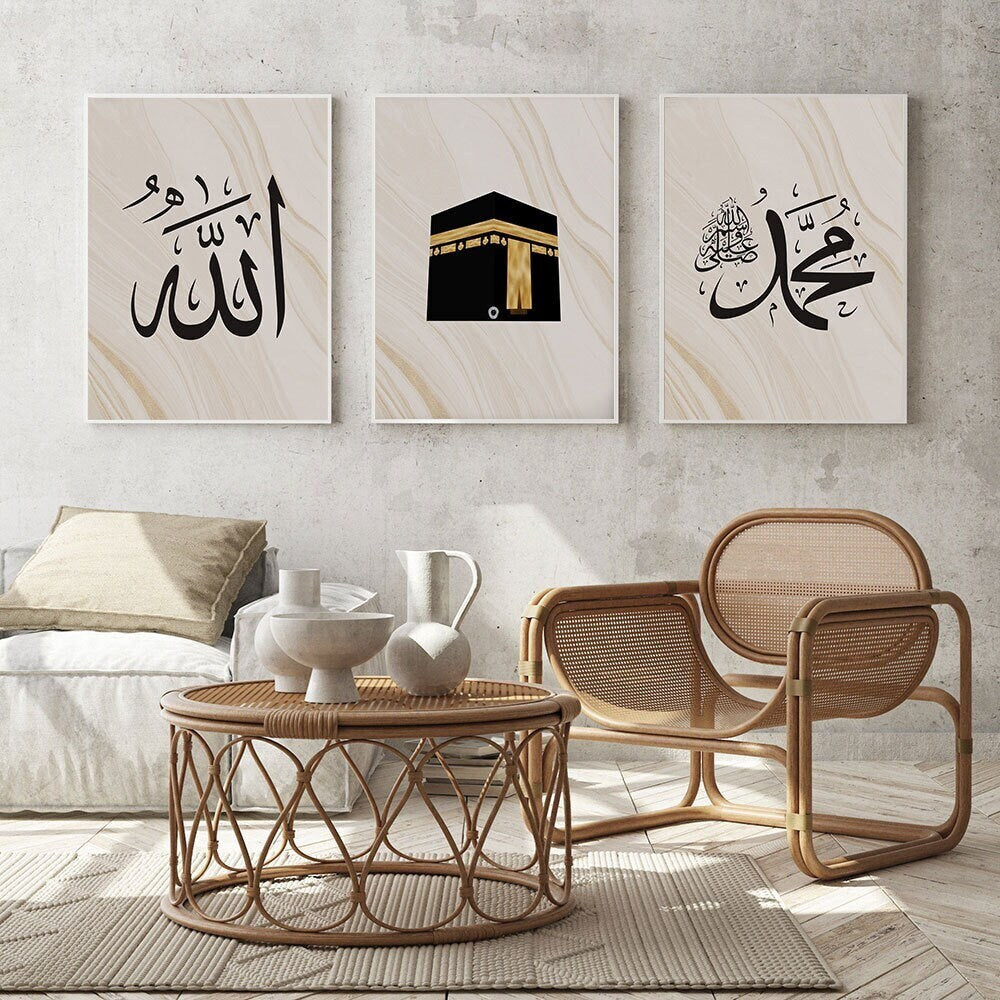 Faszinierendes Wandbild mit islamischer Kalligraphie, das die Worte 'Allah' und die Kaaba zeigt. Perfekt für Wohnzimmer und Schlafzimmer, erhältlich von justgoodmood. Poster Islam Kalligraphie Moschee Mekka Kaaba I Wandbilder.