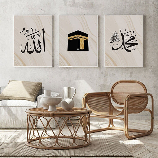 Faszinierendes Wandbild mit islamischer Kalligraphie, das die Worte 'Allah' und die Kaaba zeigt. Perfekt für Wohnzimmer und Schlafzimmer, erhältlich von justgoodmood. Poster Islam Kalligraphie Moschee Mekka Kaaba I Wandbilder.