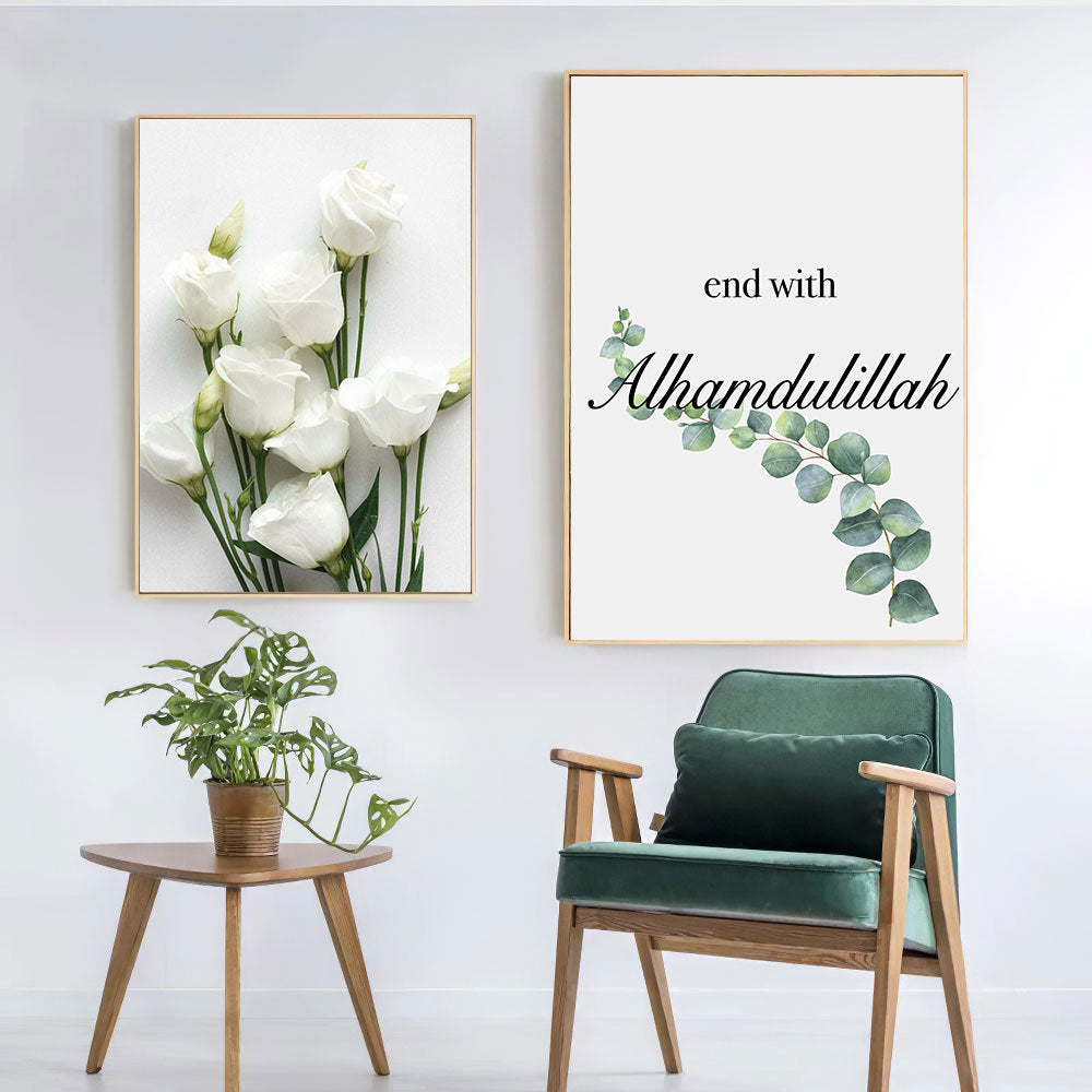 Wunderschönes Poster 'Bismillah Alhamdulillah' von justgoodmood in einer stilvollen Umgebung, umgeben von weißen Rosen und einer gemütlichen Sitzgelegenheit.