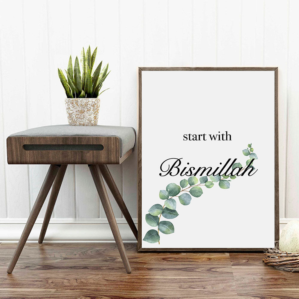 Das inspirierende Wandbild 'Bismillah Alhamdulillah' von justgoodmood, stilvoll arrangiert neben einem modernen Hocker und einer Zimmerpflanze.