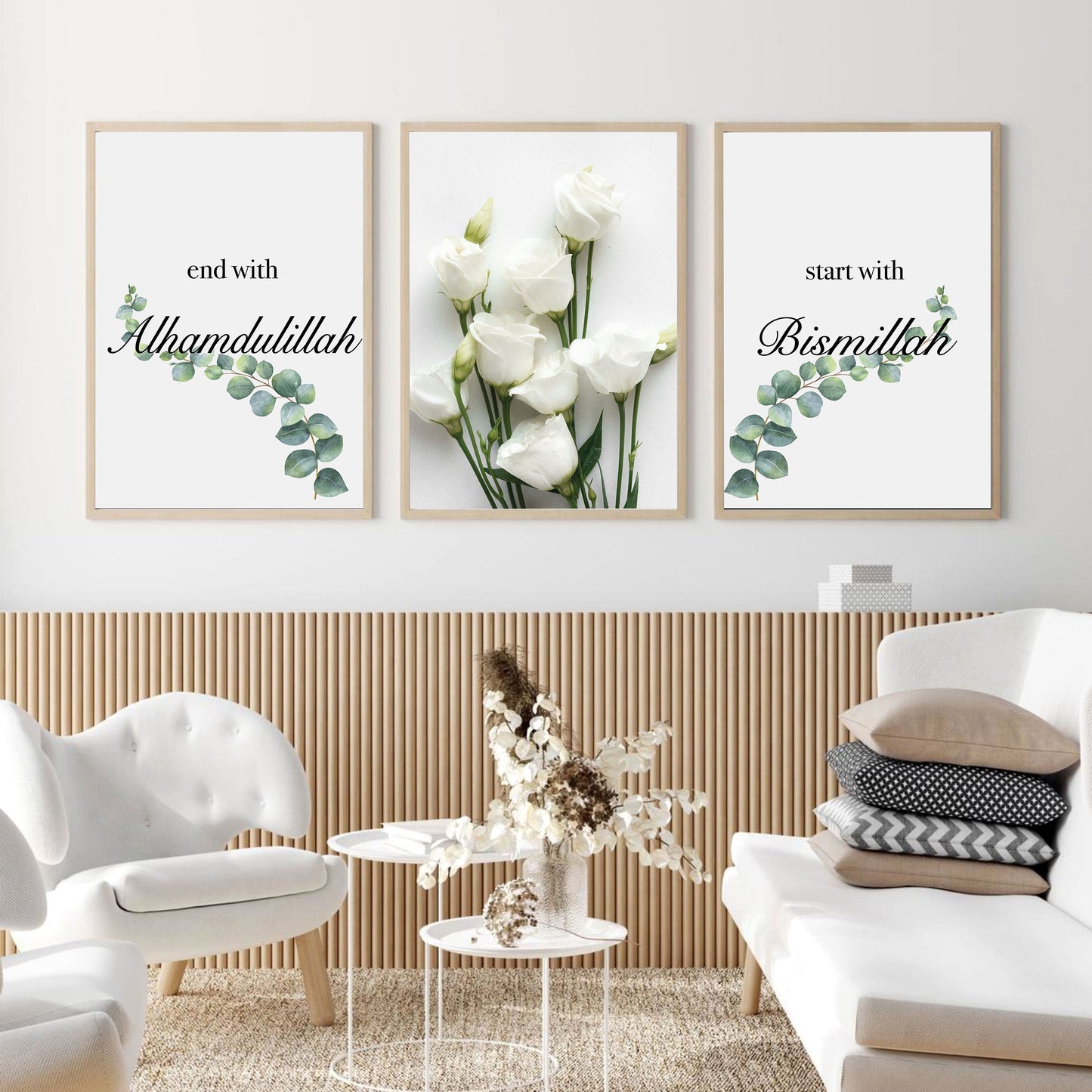 Wandbild 'Bismillah Alhamdulillah' von justgoodmood, wird in einem modernen Wohnzimmer mit weißen Rosen und einer eleganten Wanddekoration präsentiert.