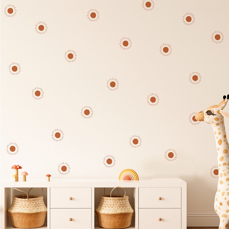 Inspirierende Wanddeko im Boho Stil von justgoodmood, ideal für das Kinderzimmer, präsentiert mit einem warmen, neutralen Hintergrund und fröhlichen Sonnendesigns.